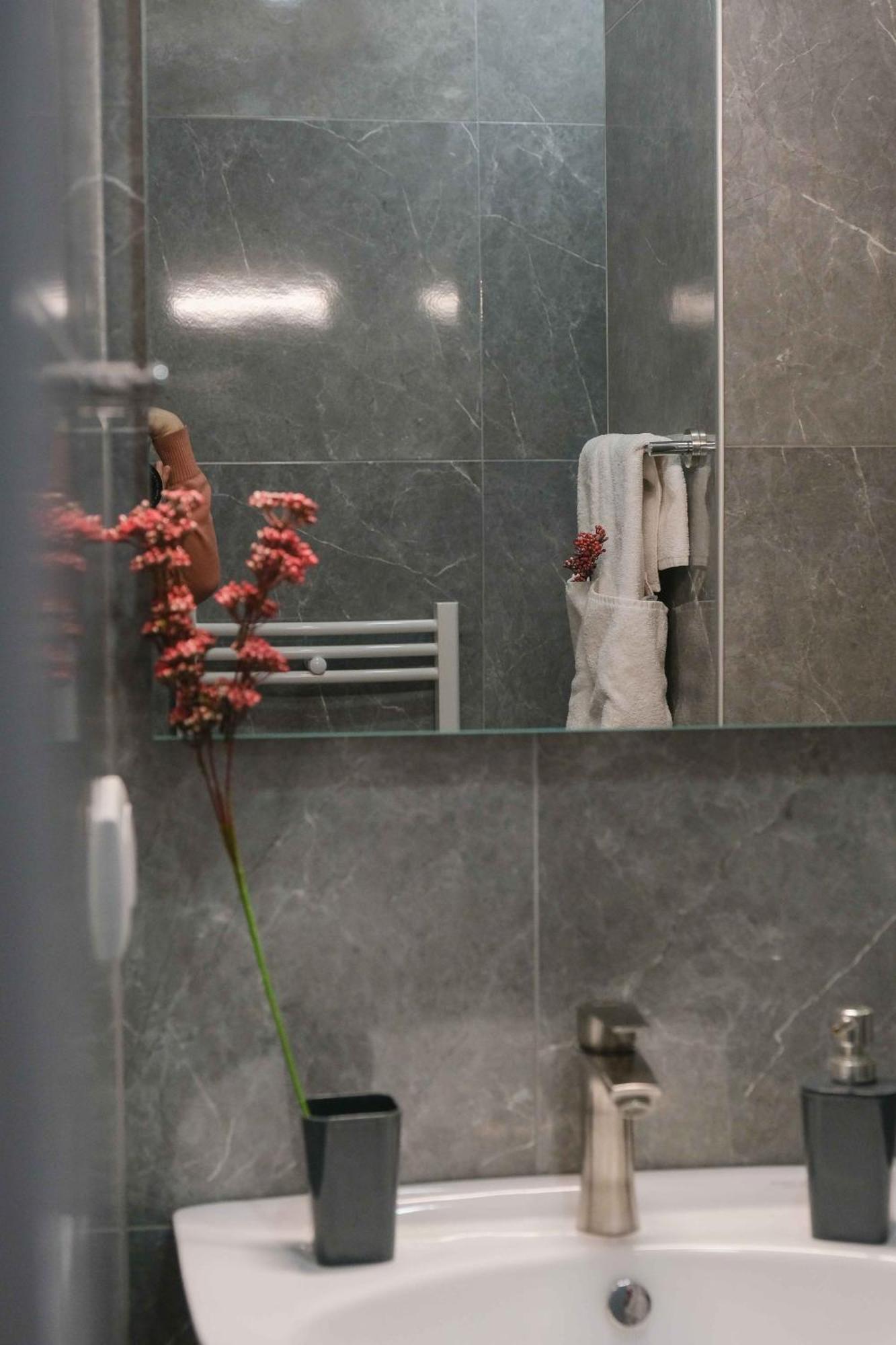 Round Garden Hotel Тбилиси Екстериор снимка