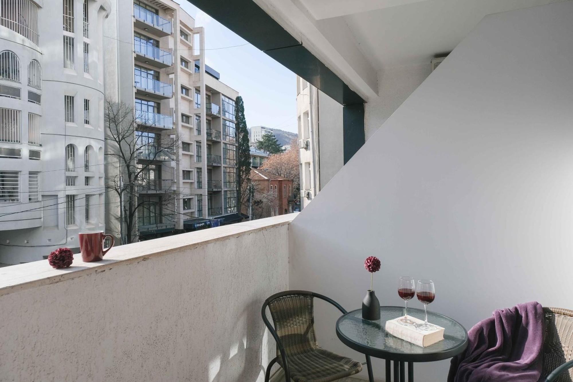 Round Garden Hotel Тбилиси Екстериор снимка