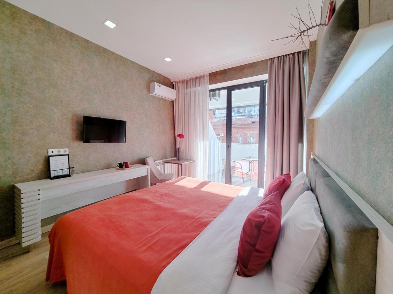 Round Garden Hotel Тбилиси Екстериор снимка