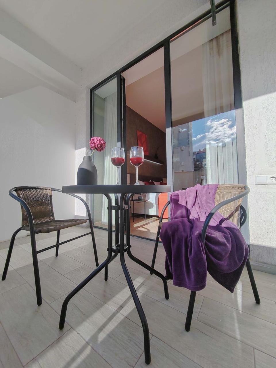 Round Garden Hotel Тбилиси Екстериор снимка