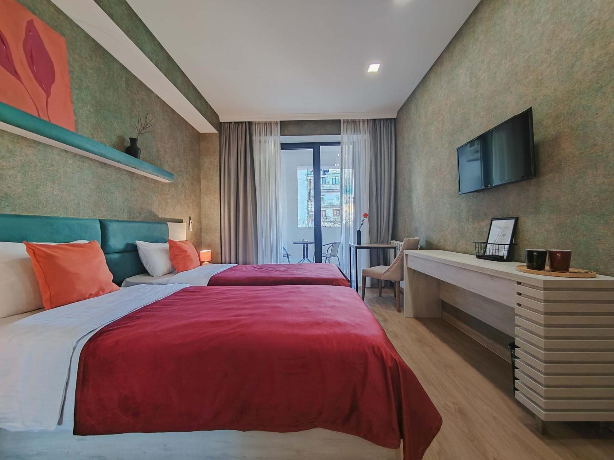 Round Garden Hotel Тбилиси Екстериор снимка