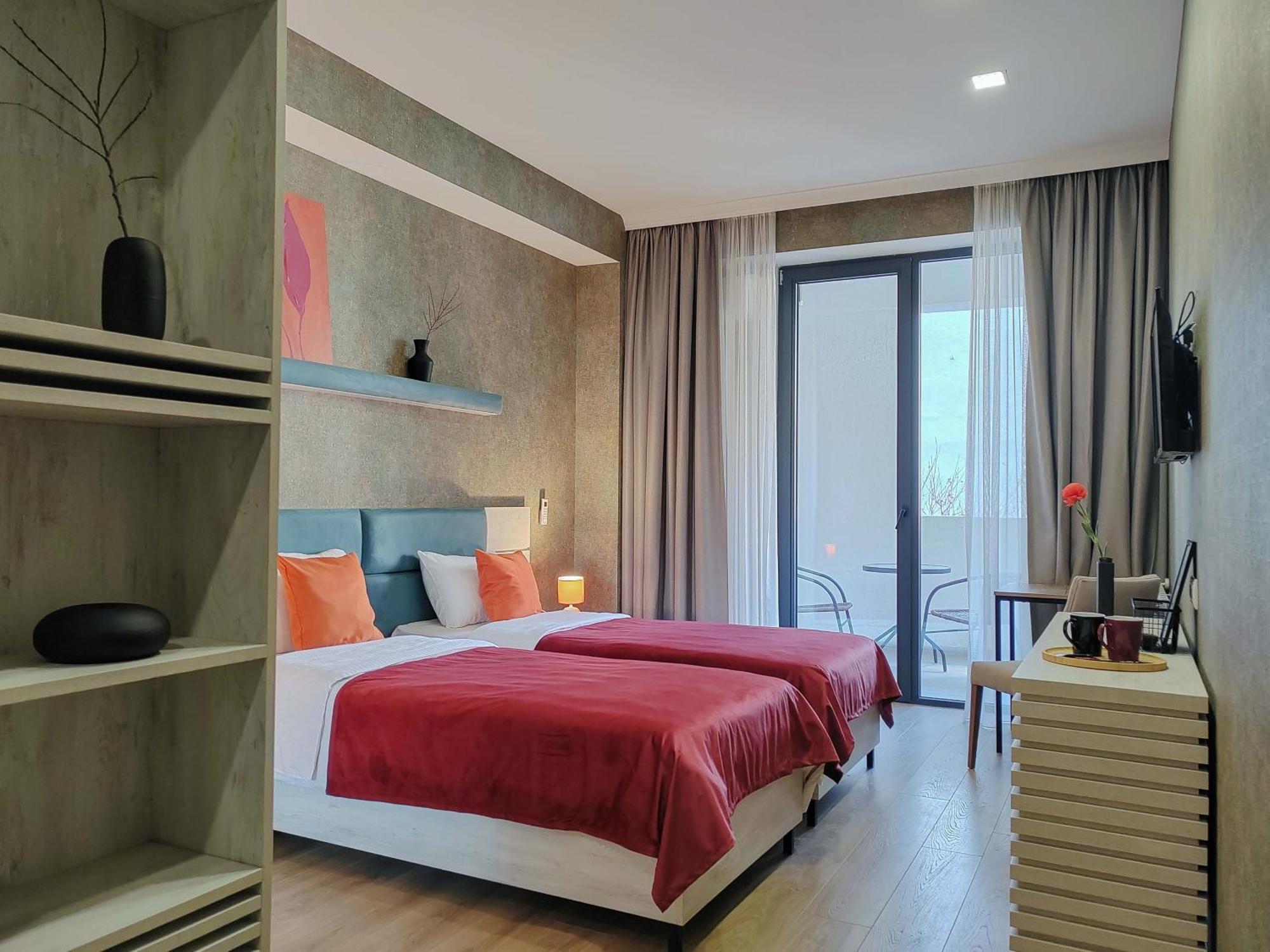 Round Garden Hotel Тбилиси Екстериор снимка