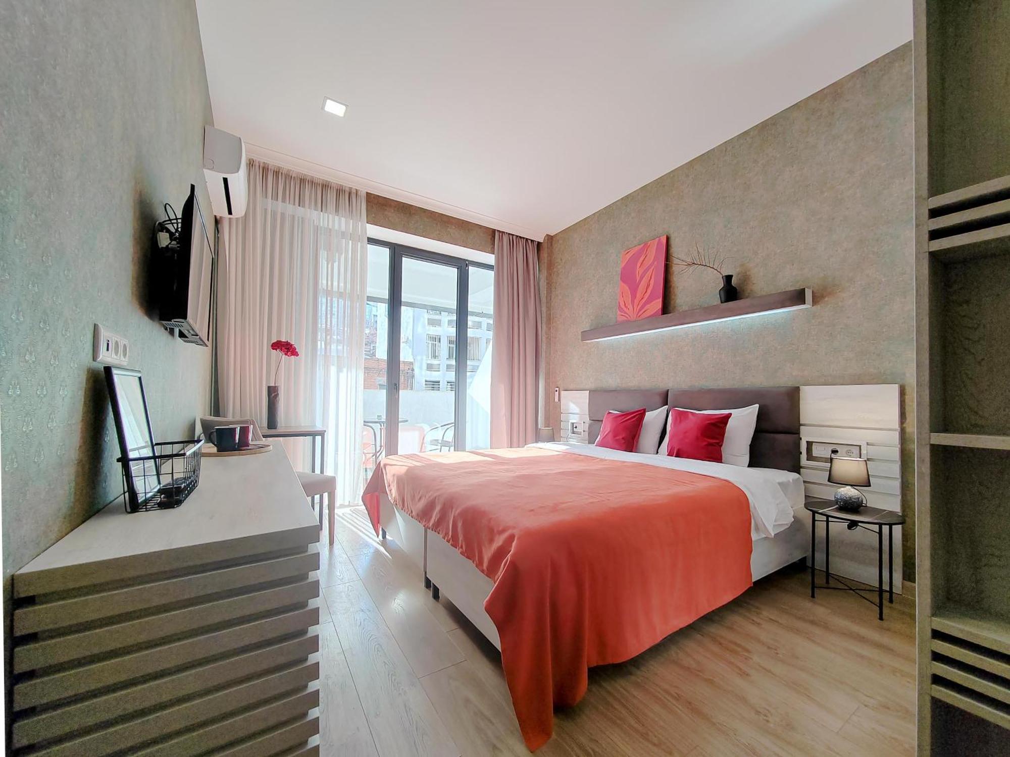 Round Garden Hotel Тбилиси Екстериор снимка
