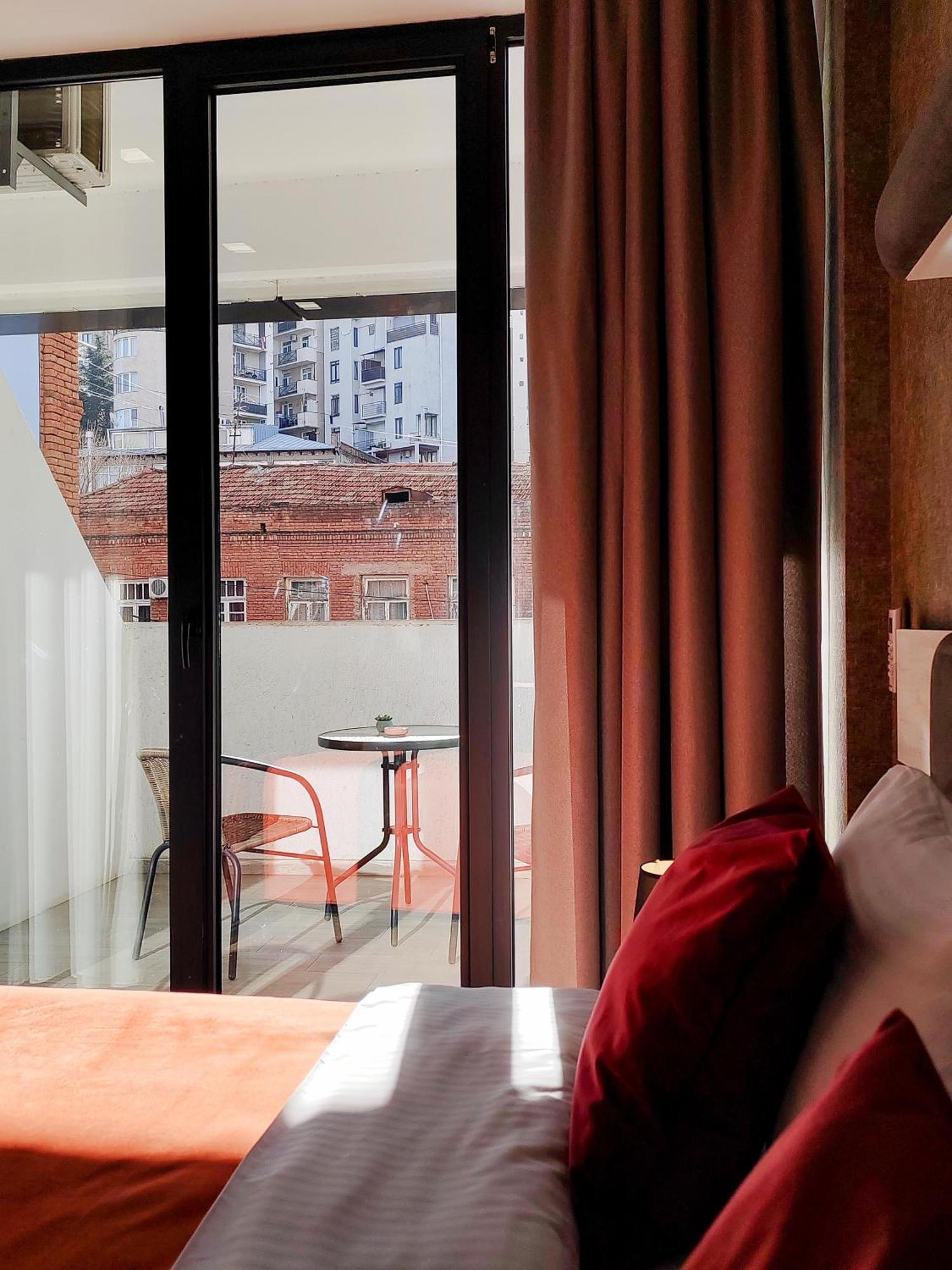 Round Garden Hotel Тбилиси Екстериор снимка
