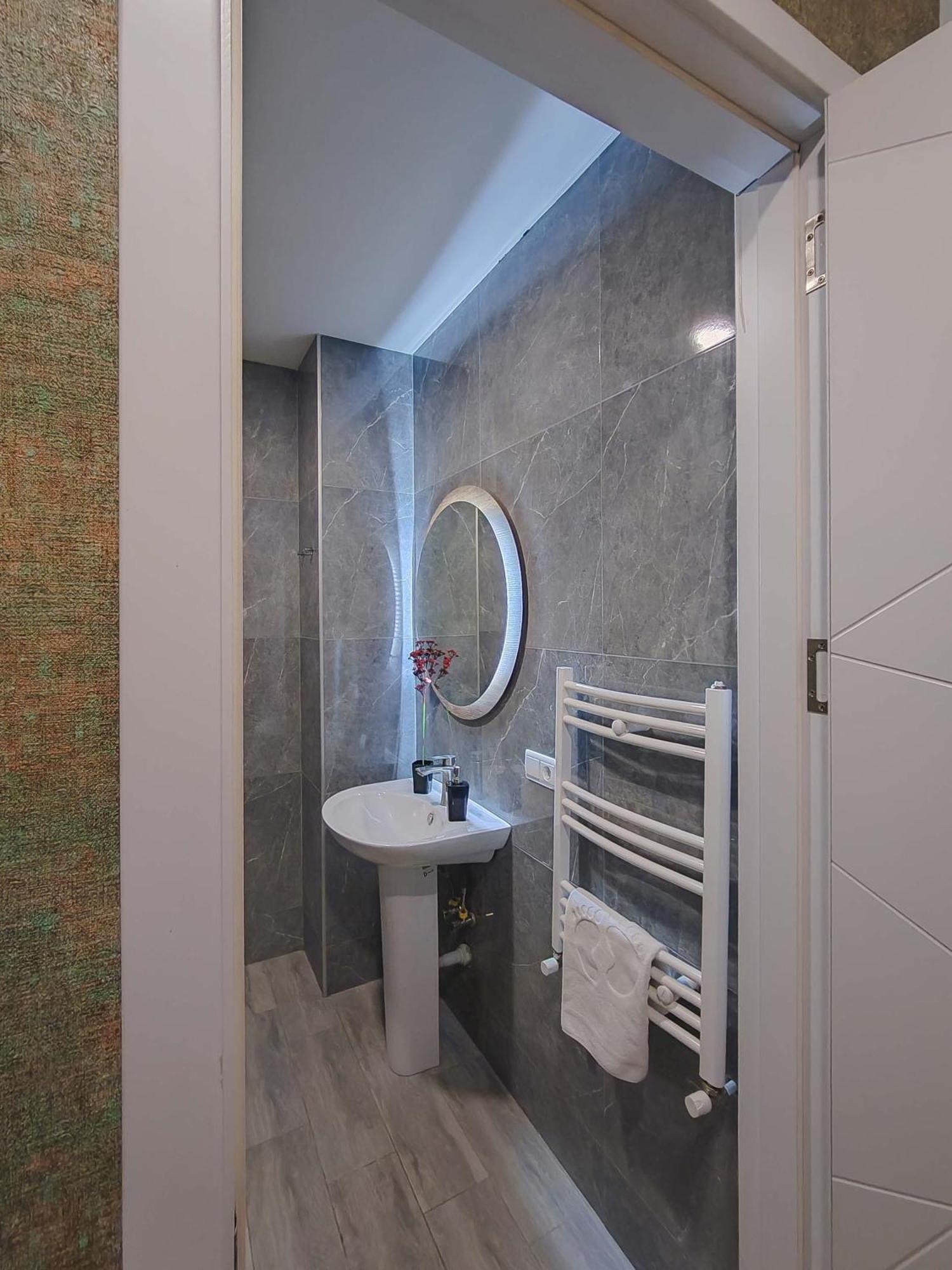 Round Garden Hotel Тбилиси Екстериор снимка