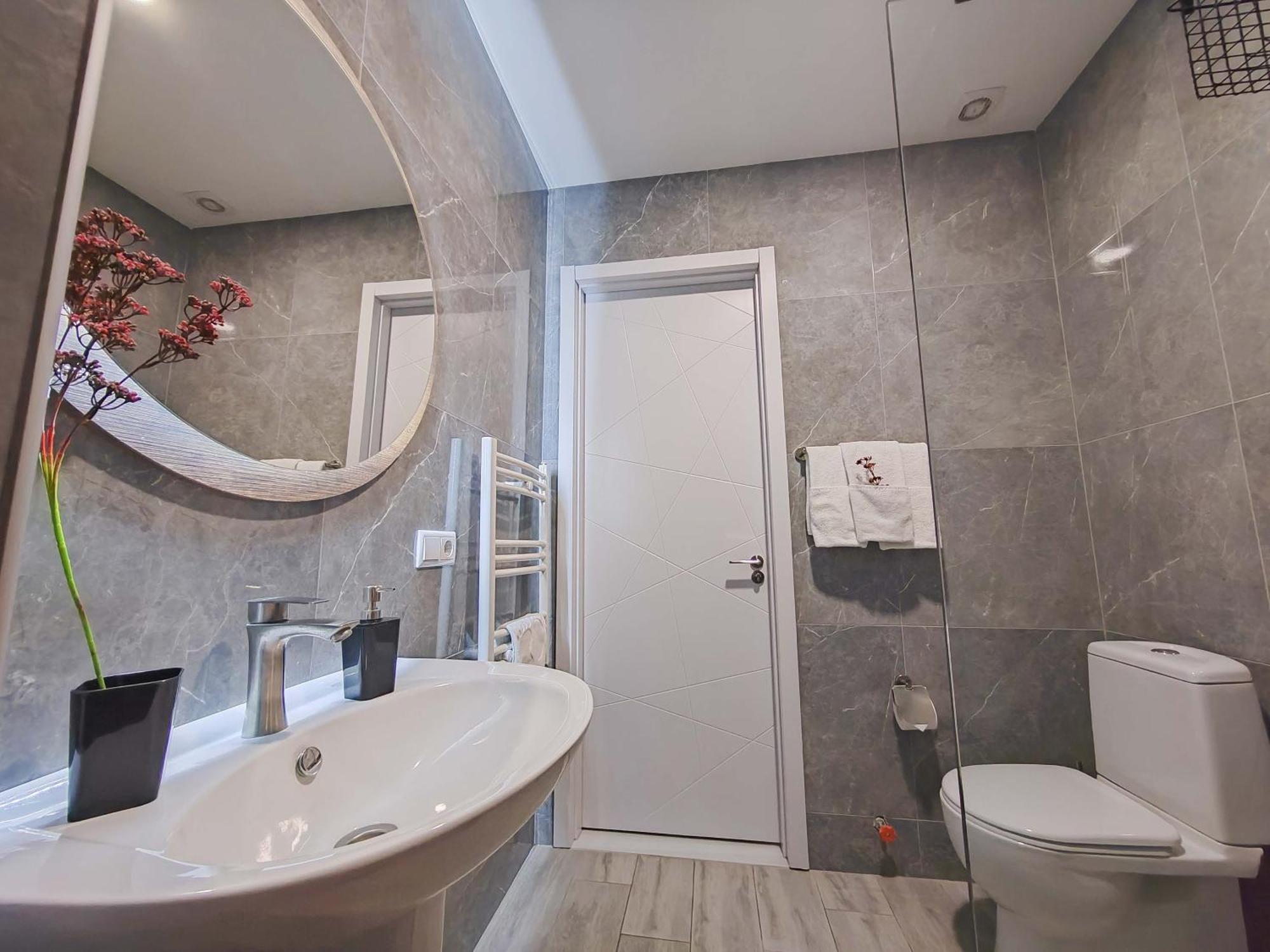 Round Garden Hotel Тбилиси Екстериор снимка